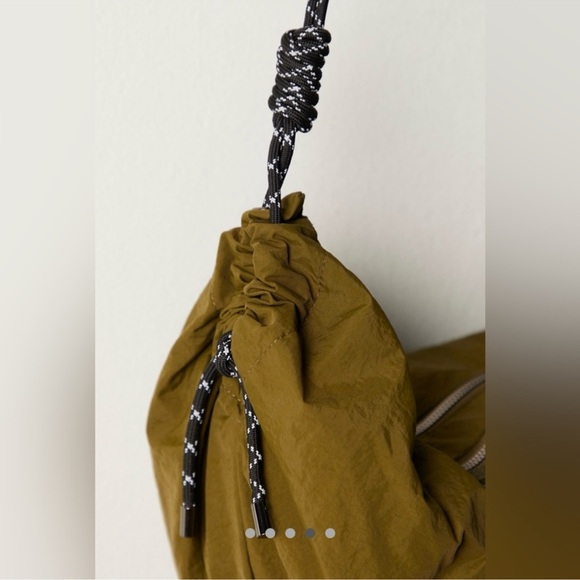 Free people happy landing, sling bag in olive - Picture 3 of 6